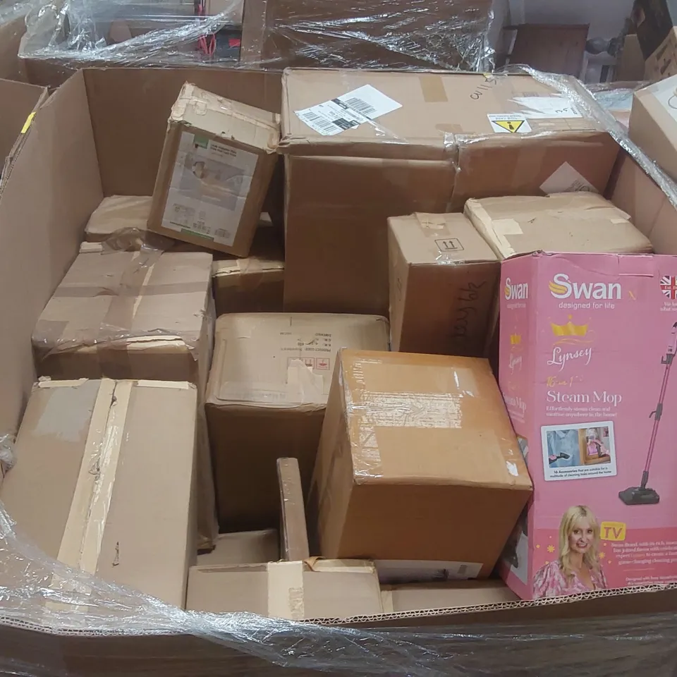 PALLET TO CONTAIN A VERY LARGE QUANTITY OF DESIGNER INDOOR LIGHTING PRODUCTS TO INCLUDE: WALL LIGHT, CEILING LIGHTS, TABLE LAMP ECT