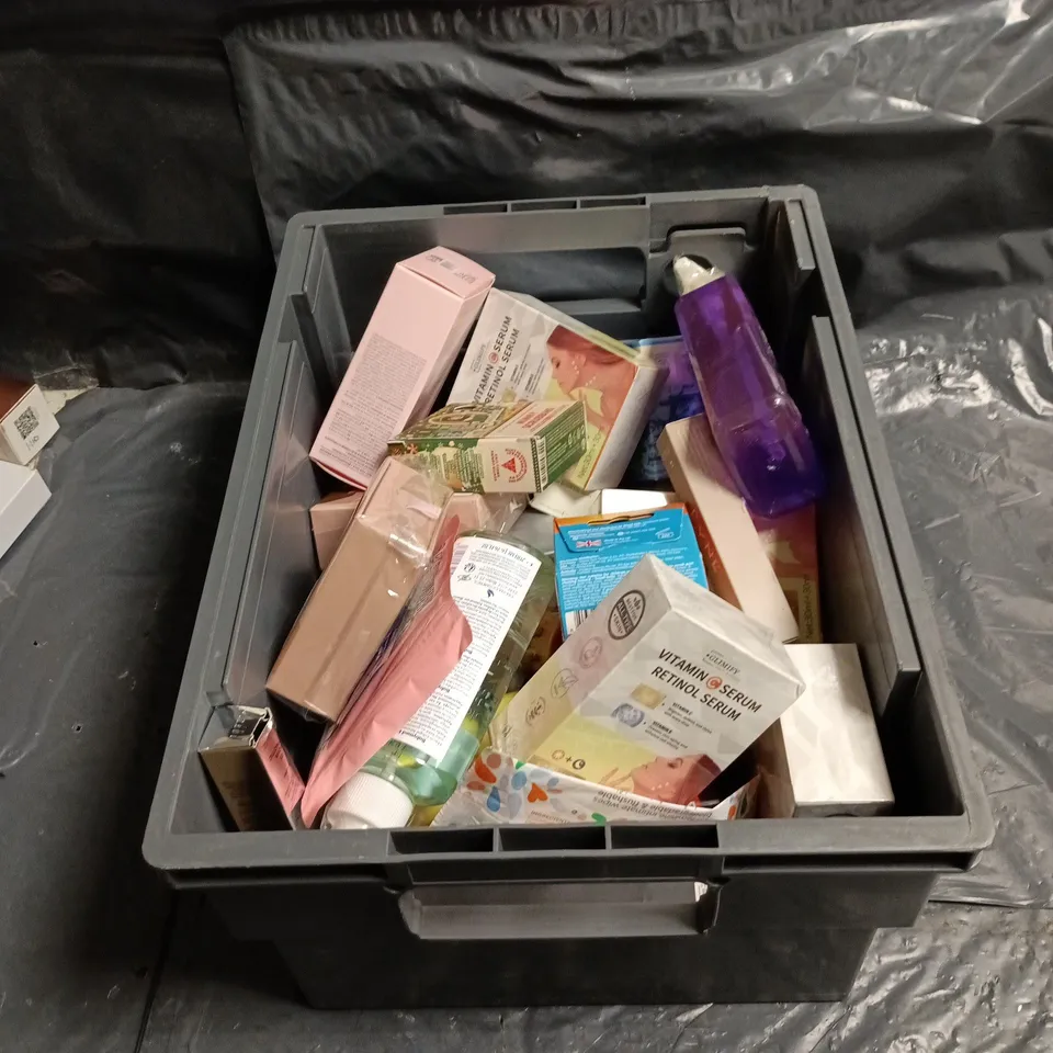 APPROXIMATELY 20 ASSORTED COSMETIC ITEMS INCLUDING LANEIGE LIP BALMS, NINNY SCRUBBINS SOAP, RETINOL SERUM AND CLEAR PORE ASTRINGENT