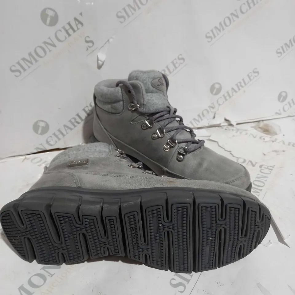 BOXED SKECHERS SYNERGY WARM TECH BOOTS, GREY - SIZE 5 