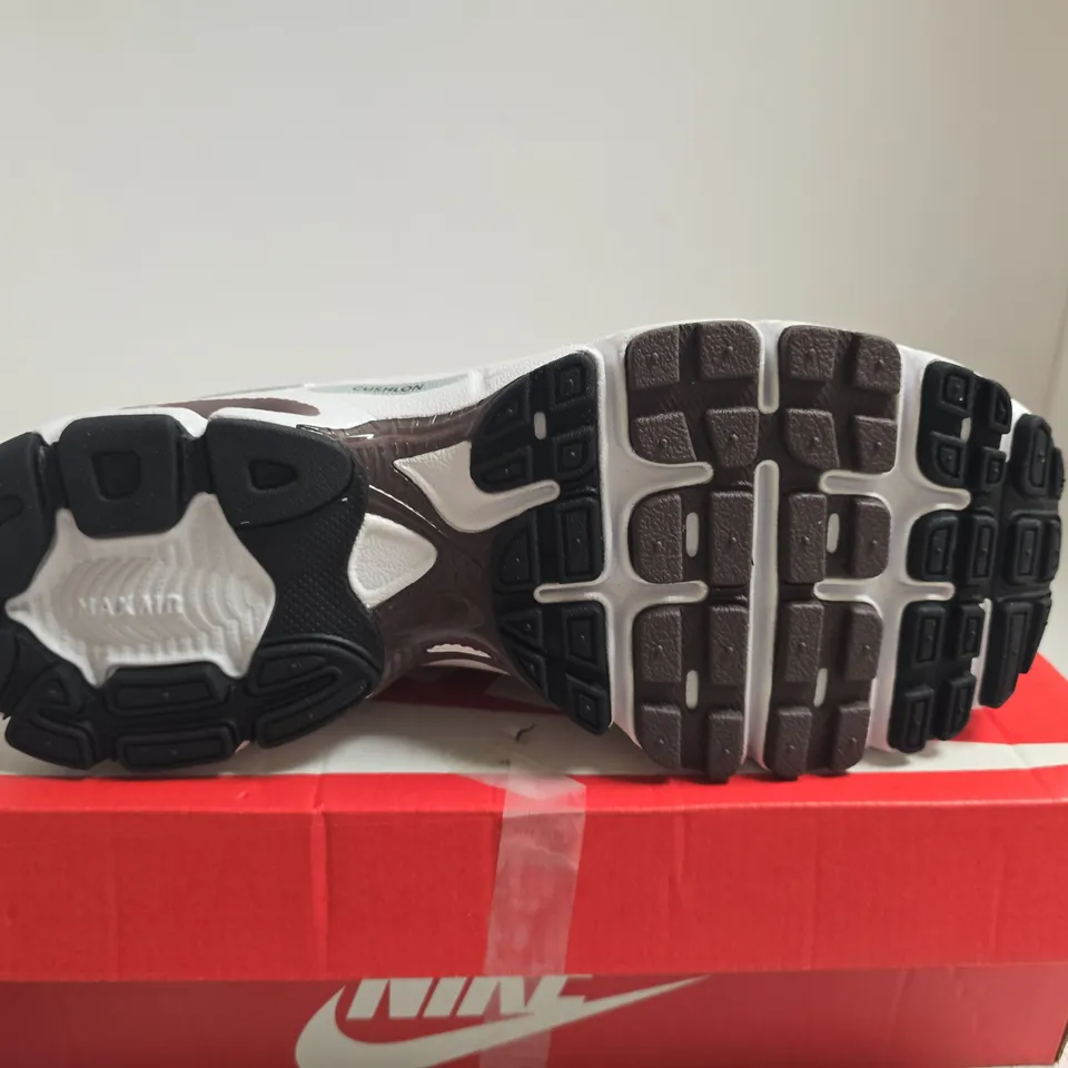 BOXED PAIR OF NIKE AIR MAX MOTO 2K RUNNING SHOES – UK 6.5