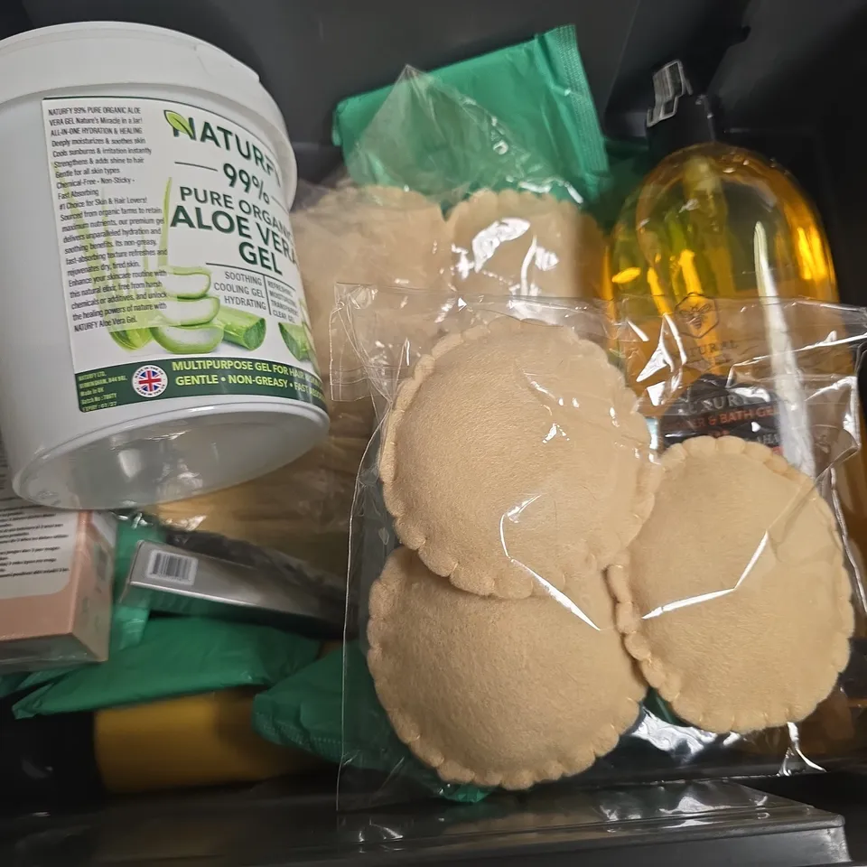 APPROXIMATELY 12 ASSORTED HEALTH & BEAUTY PRODUCTS TO INCLUDE ALOE VERA GEL, DAISE BATH BOMB, NATURAL HONEY SHOWER & BATH GEL, ETC - COLLECTION ONLY