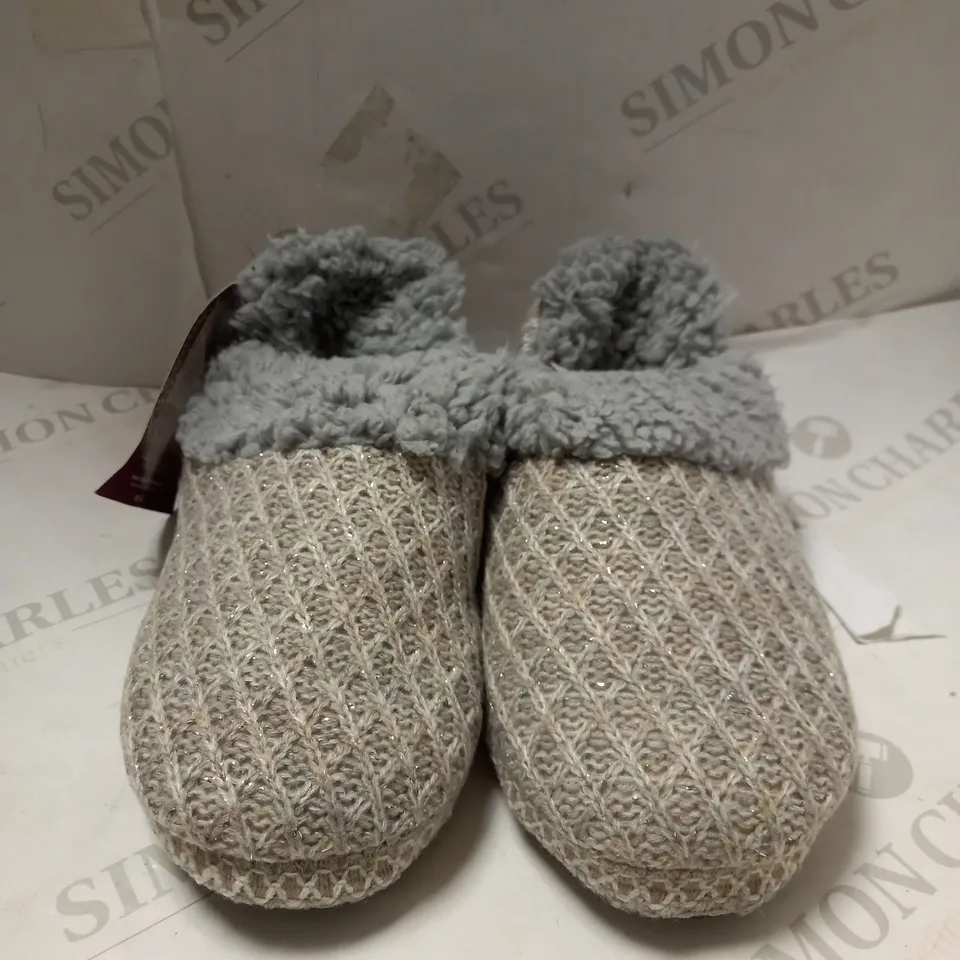 MUK LUKS MAGDALANA IVORY SNOWFLAKE SLIPPERS - SIZE 4