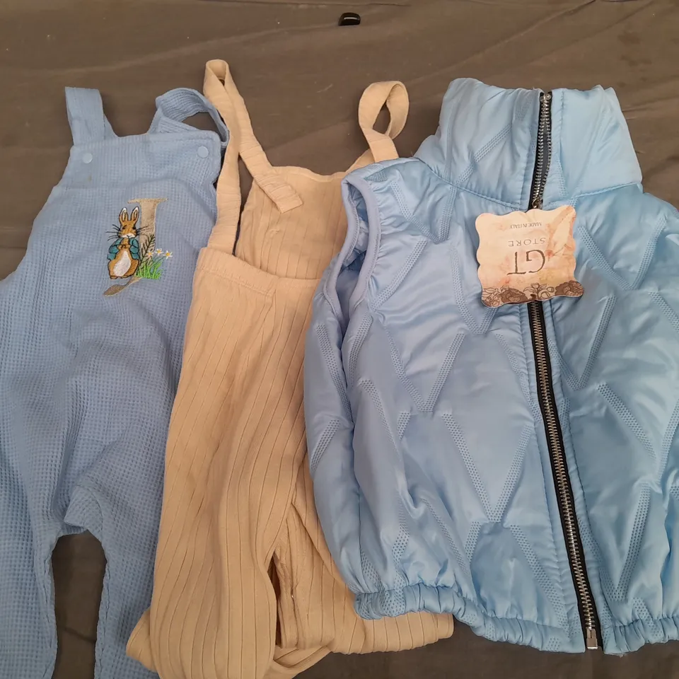 APPROXIMATELY 30 ASSORTED KIDS CLOTHING IN VARIOUS STYLES TO INCLUDE SIZES 3-6 MONTHS, 6-9 MONTHS, 12-13 YEARS