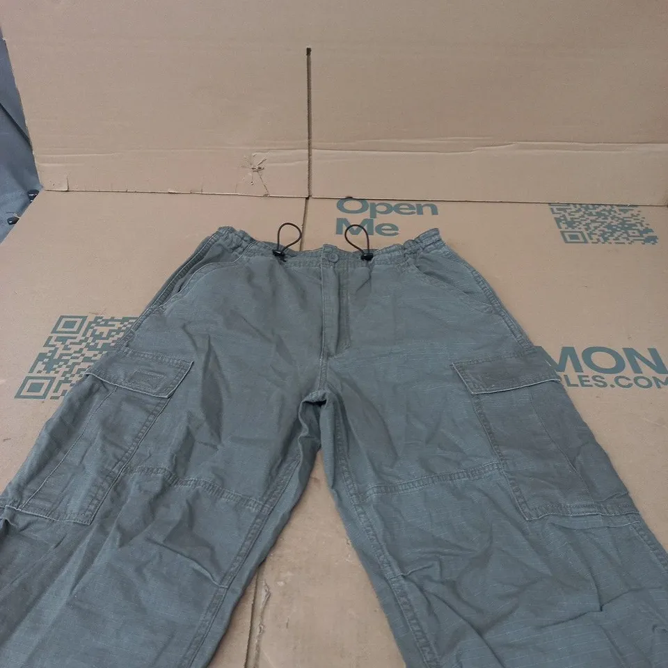 BRANDY MELVILLE WOMEN'S CARGO PANTS – GREY/OLIVE,