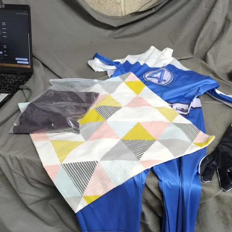 BLUE ZIP-UP JACKET WITH CIRCULAR LOGO – CLOTHING LOT OF APPROXIMATLEY 30 ITEMS ASSORTED .