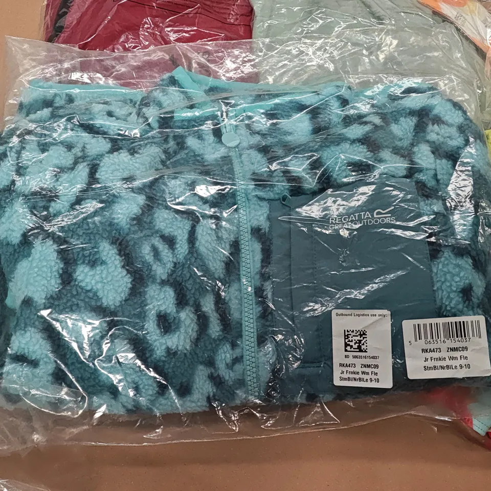 LOT OF 12 ASSORTED BRAND NEW REGATTA KIDS CLOTHING ITEMS TO INCLUDE FLEECES, SHORTS AND BEYLINE DRESS - VARIOUS SIZES