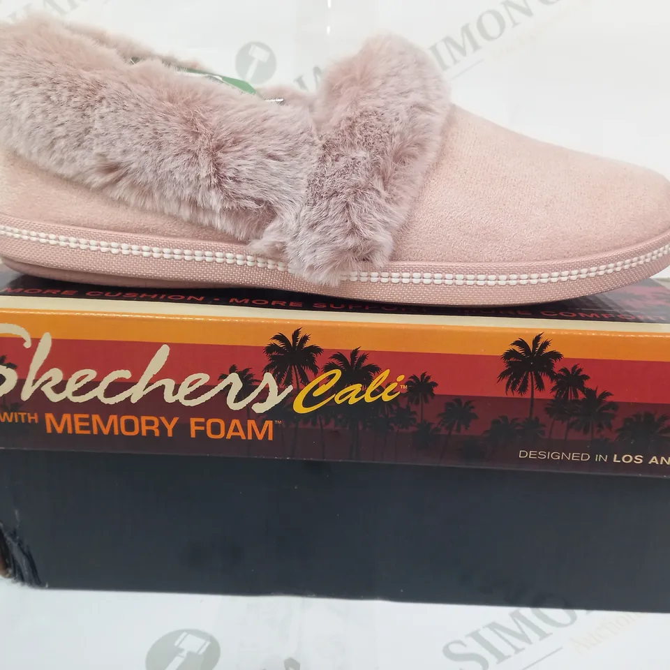 BOXED PAIR OF SKECHERS CALI FAUX FUR LINED SLIPPERS IN BLUSH COLOUR UK SIZE 4