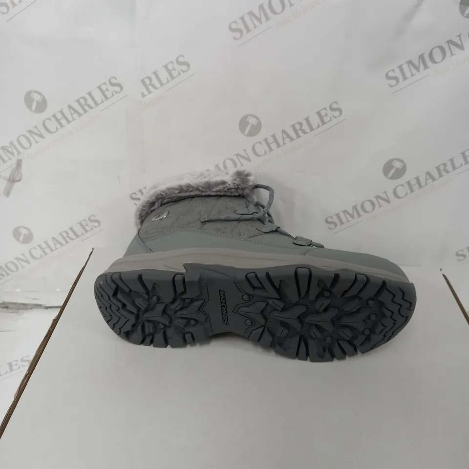 BOXED SKECHERS WOMENS ANTI SLIP AND WATERPROOF FUR LINED BOOTS - SIZE 6