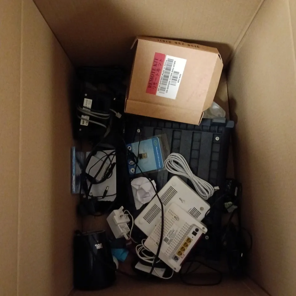 BOX OF APPROXIMATELY 15 ASSORTED ELECTRICAL ITEMS TO INCLUDE: PLUSNET ROUTER AND MICROSOFT OFFICE DOWNLOAD
