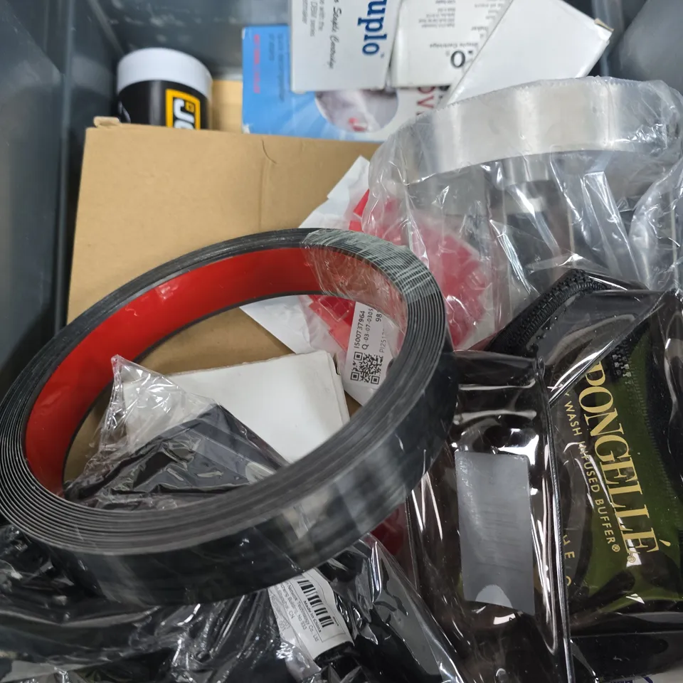 APPROXIMATELY 20 ASSORTED HOUSEHOLD ITEMS TO INCLUDE PLACEMATS, NOTEPAD, STAIN REMOVER ETC 