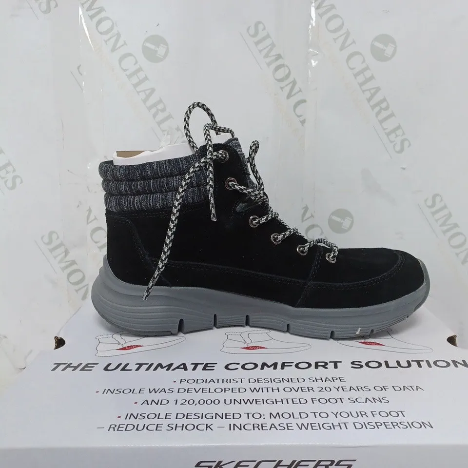 BOXED PAIR OF SKECHERS ARCH FIT SMOOTH LACE UP BOOTS IN BLACK SIZE 4