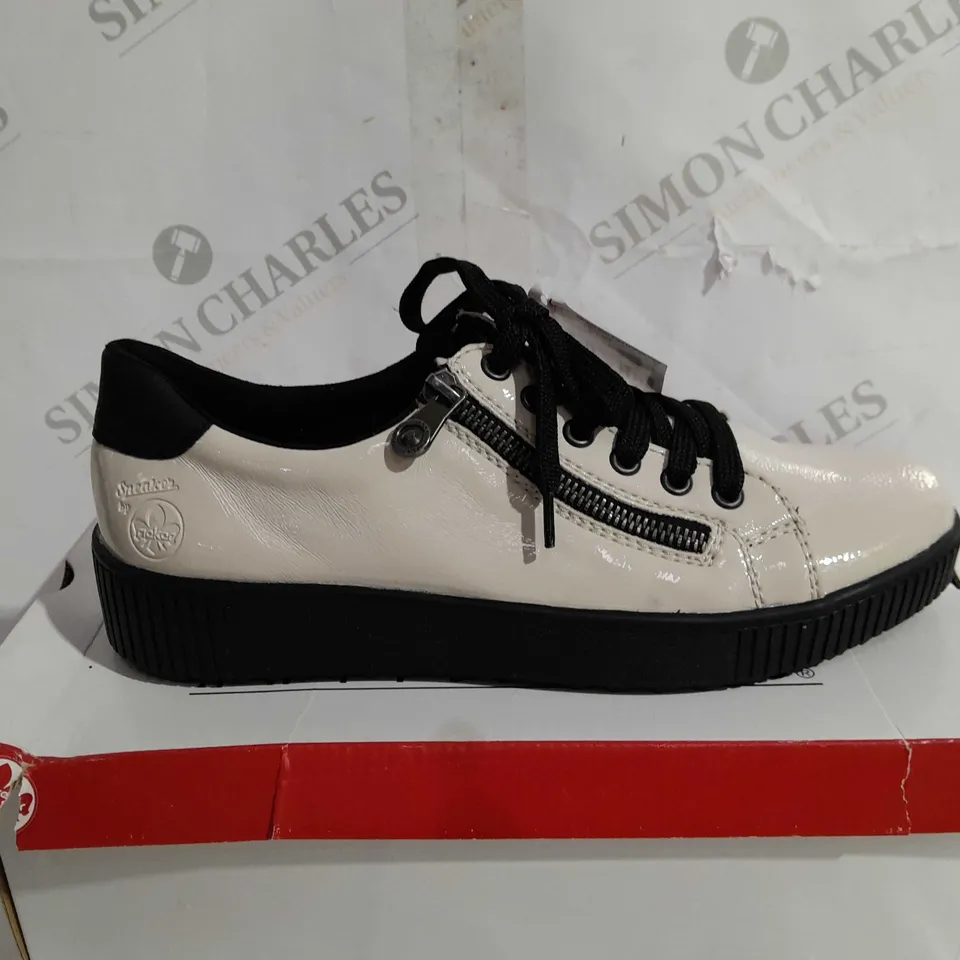 BOXED PAIR OF RIEKER SIDE ZIP CREAM BLOCK TRAINERS SIZE 7.5