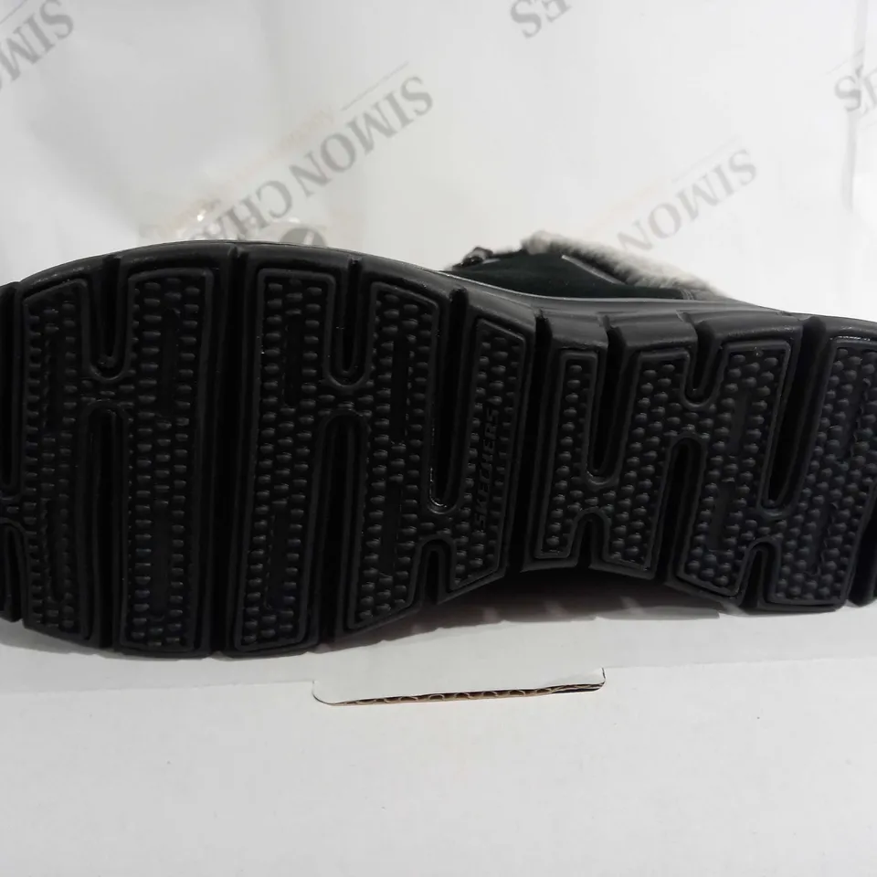 SKECHERS SYNERGY BLACK LACE BOOTS - SIZE 6.5