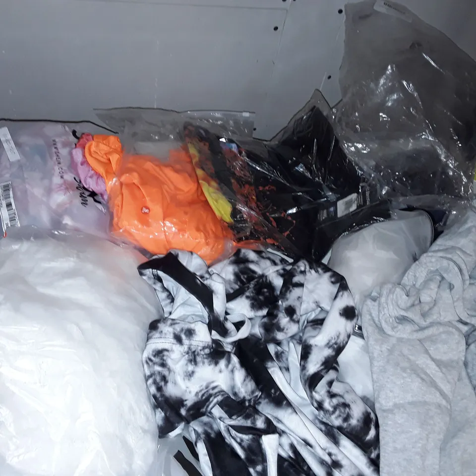 MEDIUM BOX OF 10 ASSORTED CLOTHING ITEMS TO INCLUDE A OVERSIZED SWEATSHIRT AND A PRINTED SHIRT