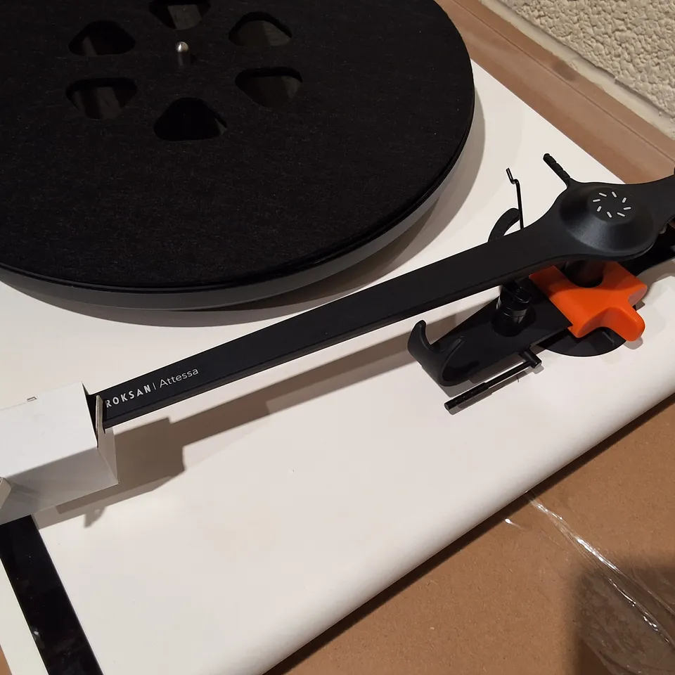 BOXED ROKSAN ATTESSA TURNTABLE IN WHITE 