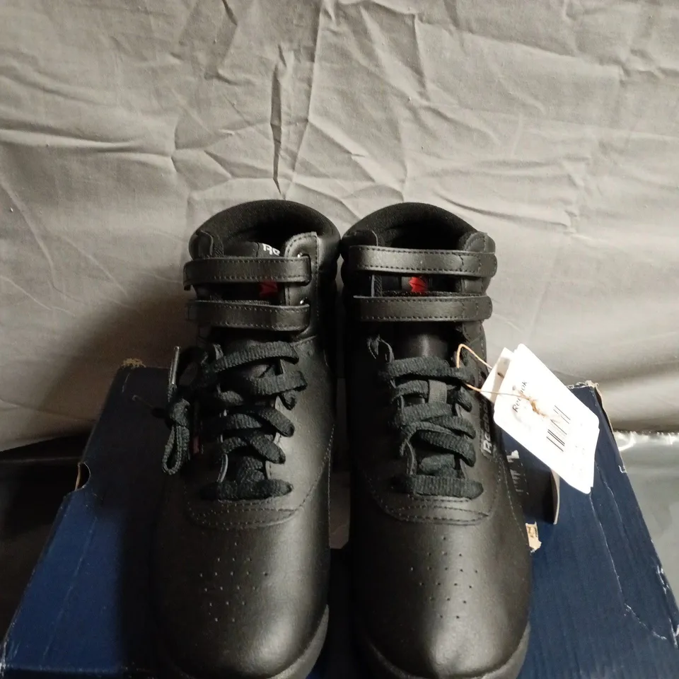 BOXED PAIR OF WOMENS REEBOK TRAINING SHOES - UK SIZE 8