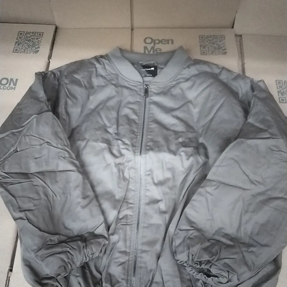 PALLET OF BRAND NEW WOMENS QUALITY DESIGNER CLOTHES APPROXIMATELY 125 TO INCLUDE;VEST TOPS, TOPS, DRESSES, JACKETS ETC