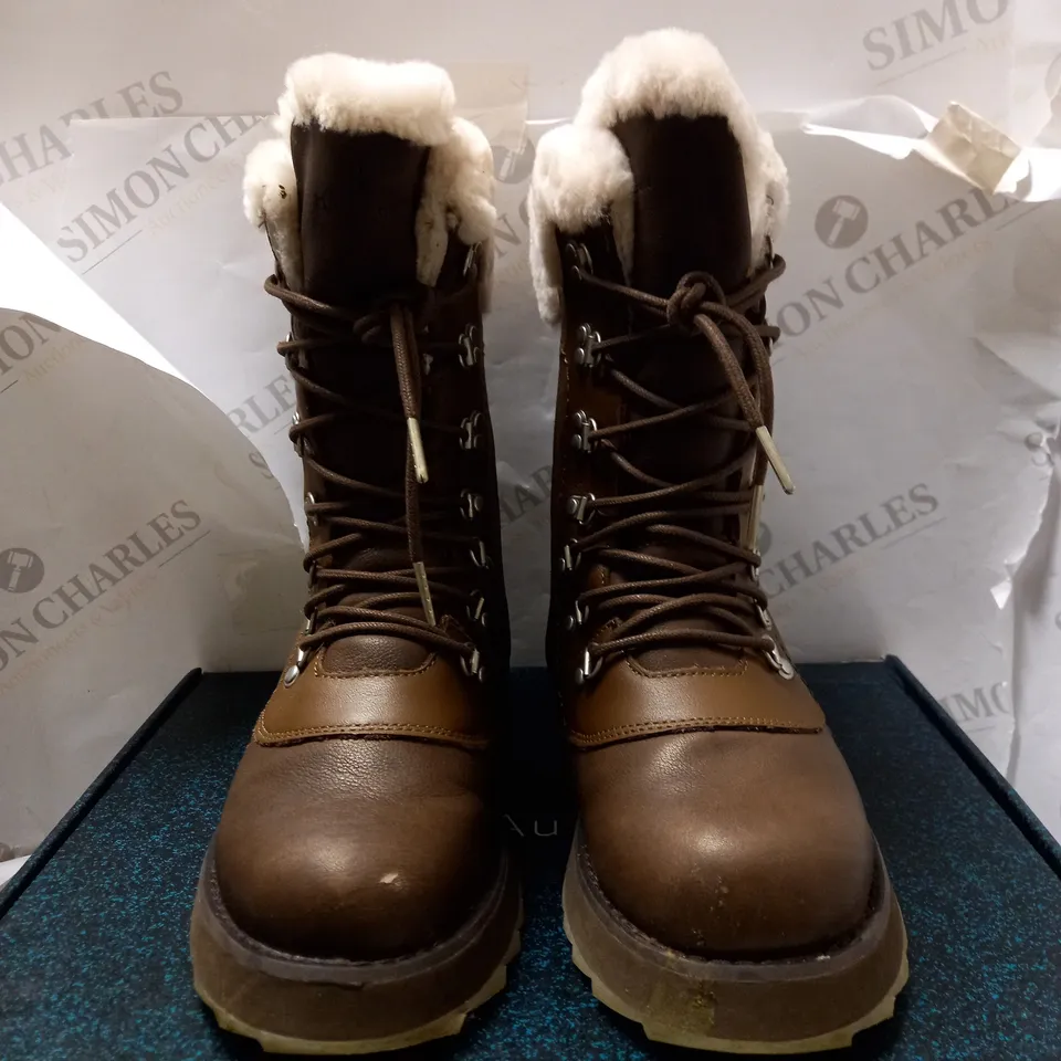 EMU AUSTRAILIA COMORO OAK LEATHER BOOTS - SIZE 6