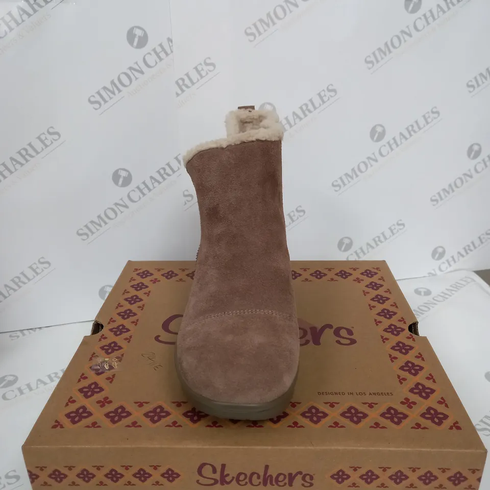 BOXED PAIR OF SKECHERS PARALLEL OFF HOURS SIDE ZIP BOOTIE MUSHROOM UK SIZE 6