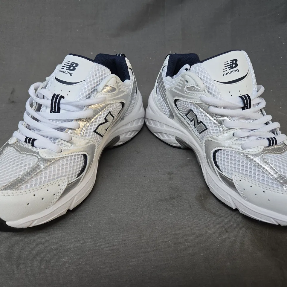 BOXED PAIR OF NEW BALANCE 530 TRAINERS IN WHITE/SILVER/NAVY UK SIZE 5