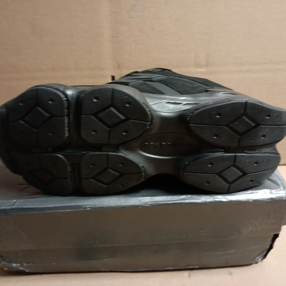 NEW BALANCE BLACK ATHLETIC SNEAKERS - UK 7.5