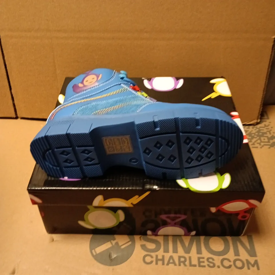 BOXED PAIR OF KOI HOME HILL TELETUBBIES KIDZ BOOTS IN BLUE - UK KIDS SIZE 1