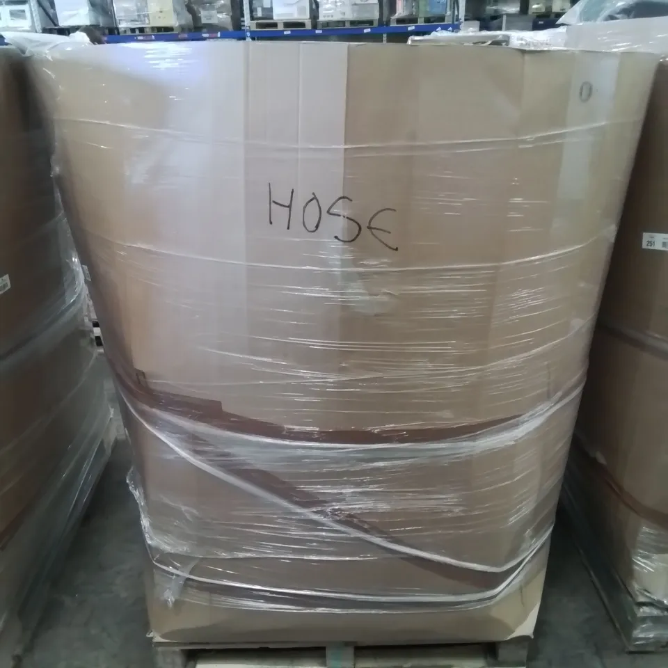 PALLET OF ASSORTED ITEMS TO INCLUDE, AN ASSORTMENT OF EXPANDABLE GARDEN HOSES IN VARIOUS SIZES.