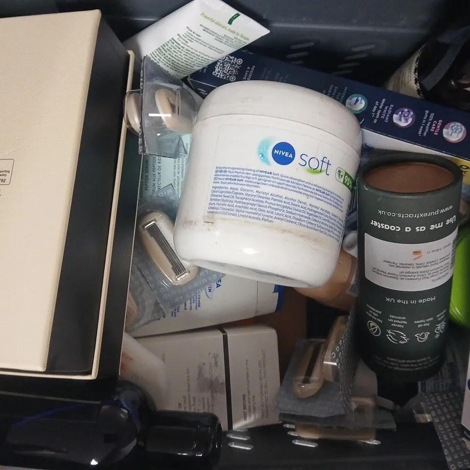APPROXIMATELY 15 ASSORTED COSMETIC ITEMS INCLUDING VARIOUS MAKES AND BRANDS - COLLECTION ONLY