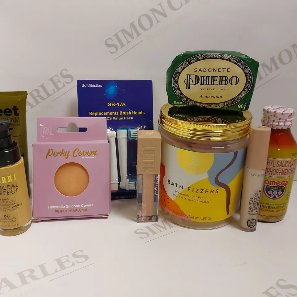 BOX OF APPROX 15 COSMETIC ITEMS TO INCLUDE MILANI CONCEALER, COLLECTION CONCEALER, A LITTLE SOMETHING BATH FIZZERS