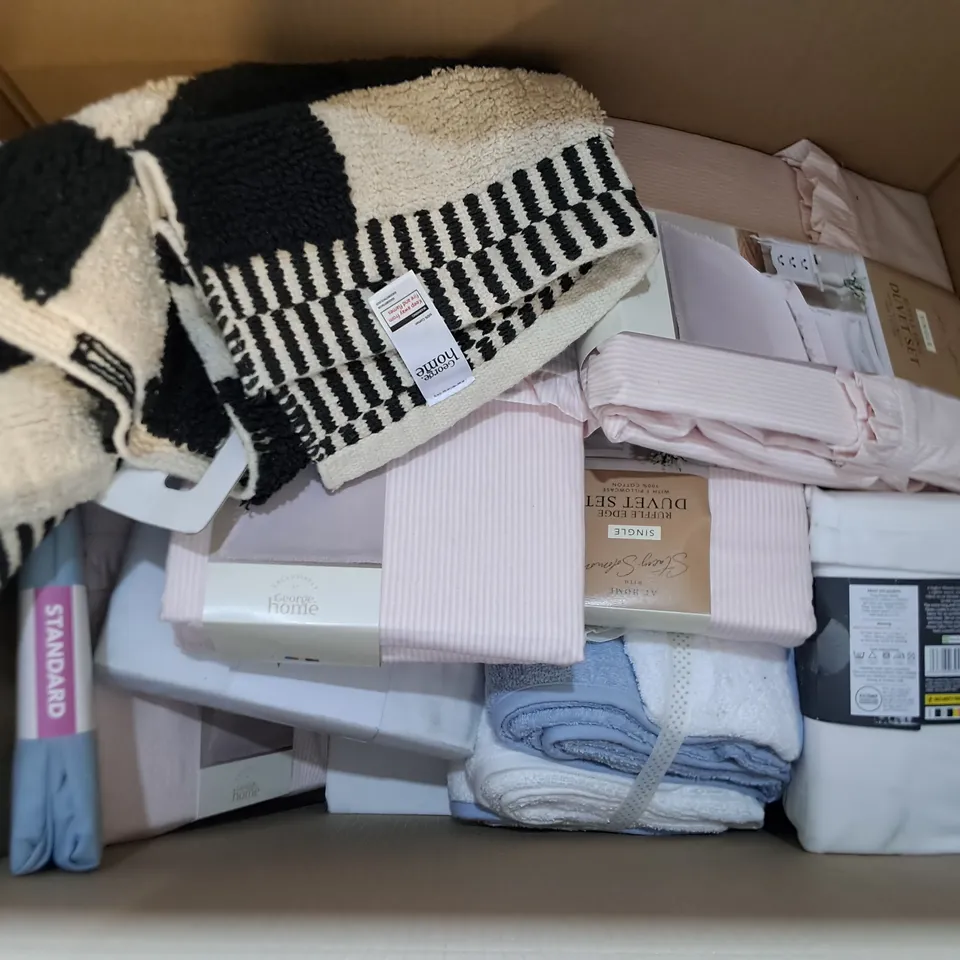 LOT OF APPROXIMATELY 18 ASSORTED BEDDING AND SOFT FURNISHING  ITEMS TO INCLUDE STORAGE CUBE,BLUEY PONCHO AND FITTED SHEETS