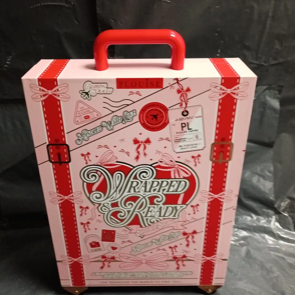 P LOUISE WRAPPED & READY SUITCASE – STRAWBERRY SNOWFLAKE BEAUTY SET