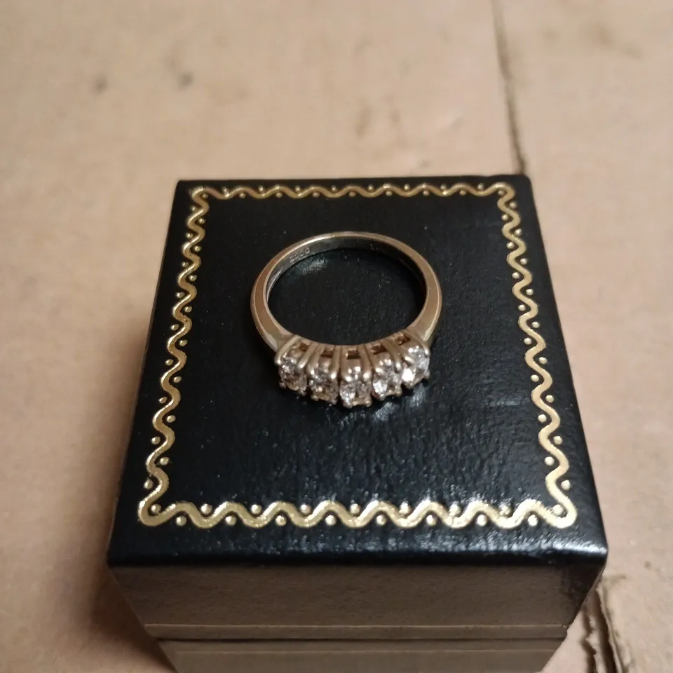 FIVE-STONE RING WITH PRESENTATION BOX