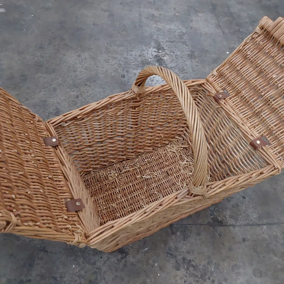 WICKER PICNIC BASKET 