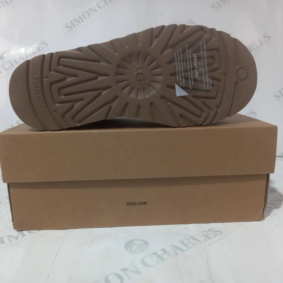 BOXED PAIR OF UGG WTAZZ SHOES IN CHESTNUT UK SIZE 5