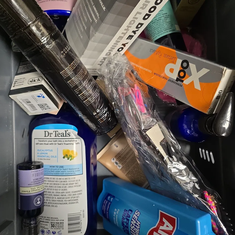 APPROXIMATELY 15 ASSORTED HEALTH & BEAUTY PRODUCTS TO INCLUDE ALPECIN SHAMPOO, GIVE ME BODY SCRUB, LIP OIL ETC 