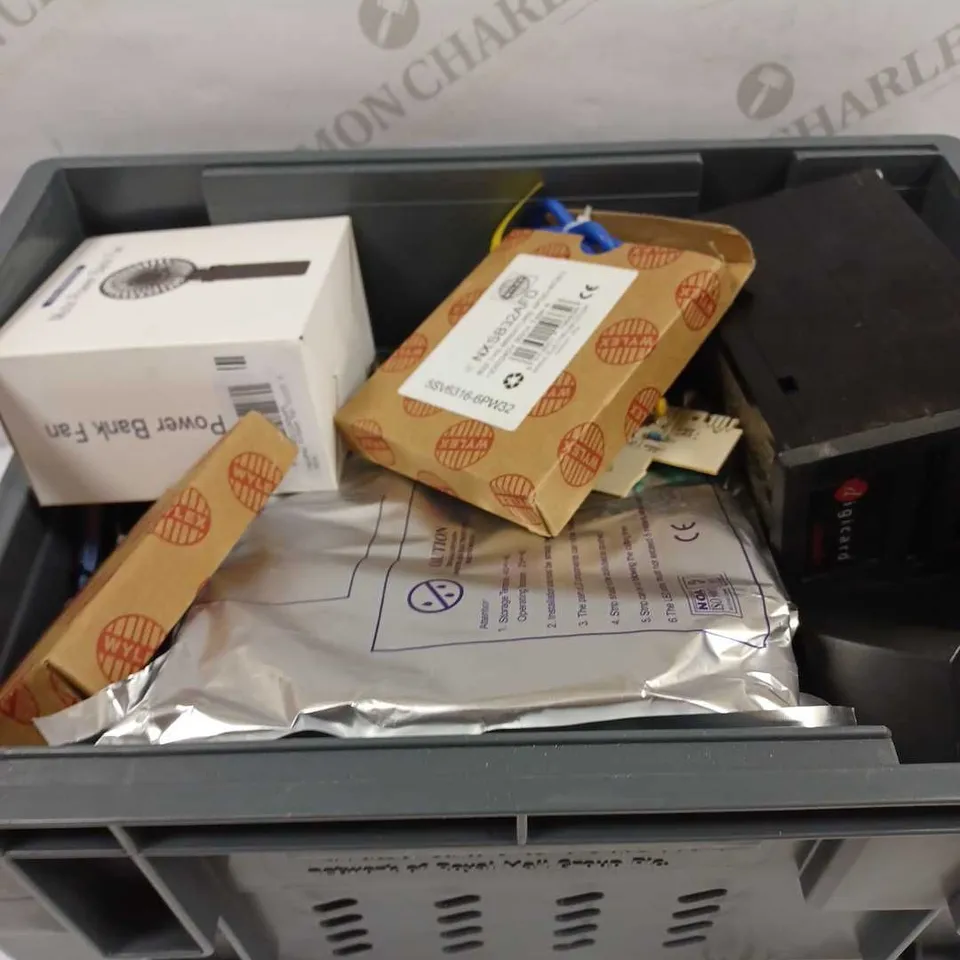 LOT TO CONTAIN APPROX 12 X ASSORTED TECH GOODS, INCLUDES POWER BANK FAN, PHONE, COMPUTER COMPONENTS ETC - COLLECTION ONLY