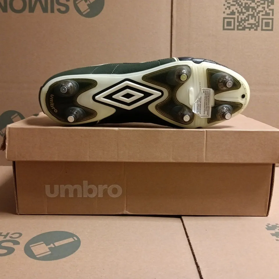 BOXED PAIR OF UMBRO FOOTBALL BOOTS IN BLACK/WHITE/BRITISH RACING GREEN/GOLD SIZE UK 8.5
