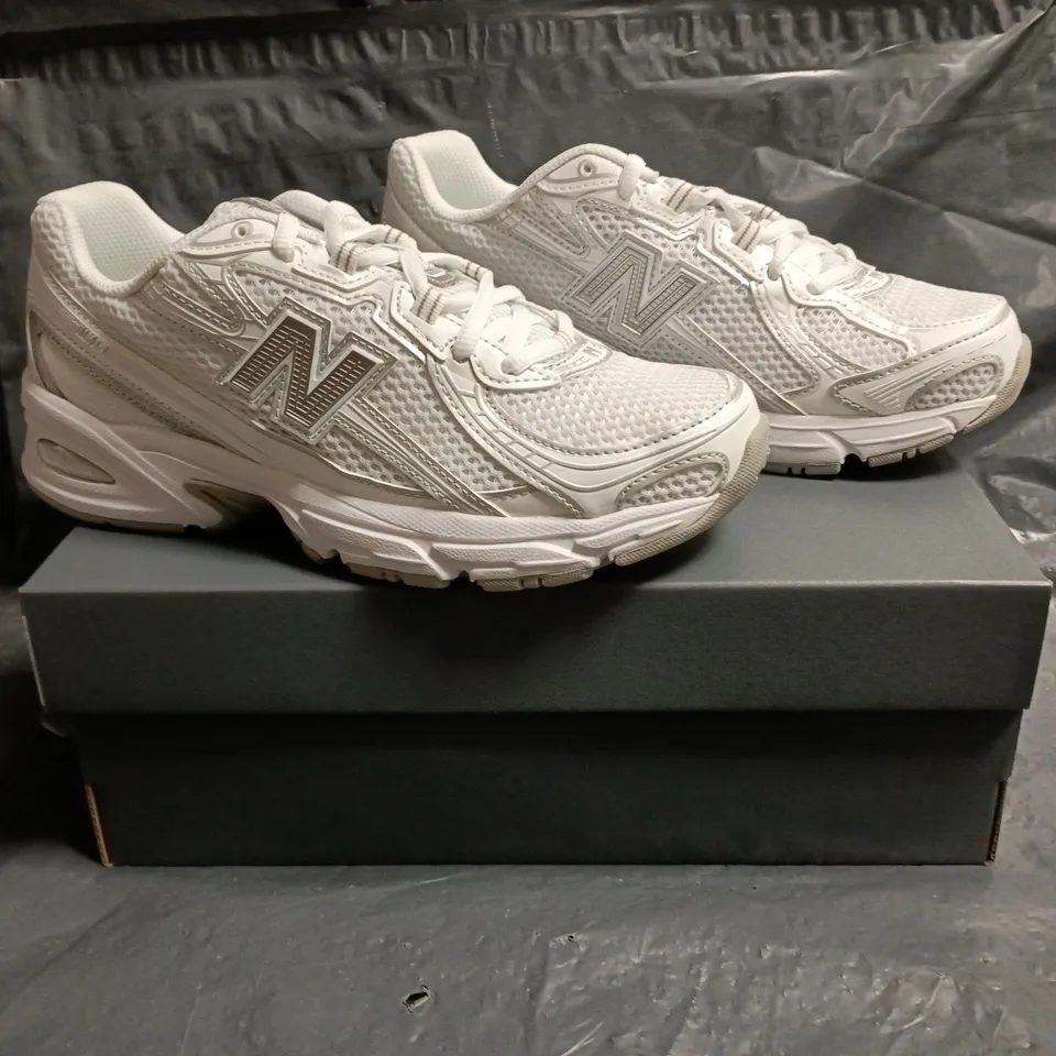 BOXED PAIR OF NEW BALANCE 740 TRAINERS IN WHITE/SILVER SIZE UK 5.5