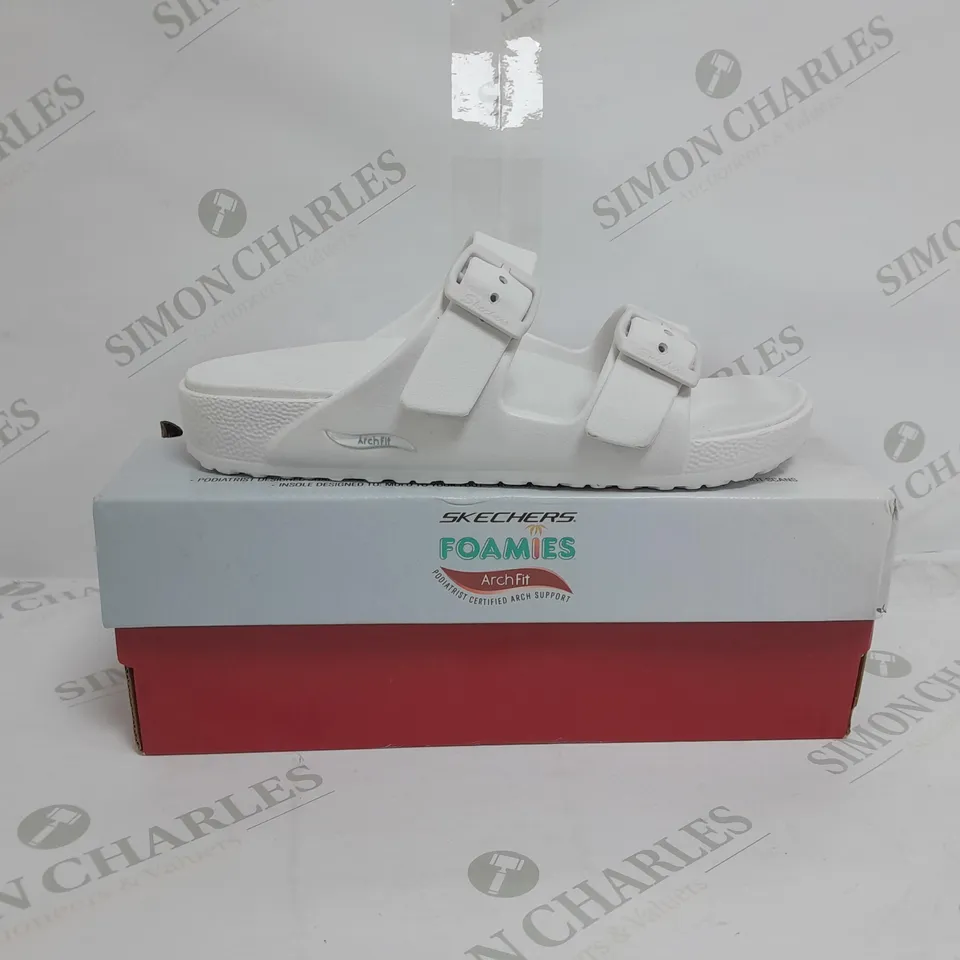 BOXED PAIR OF SKECHERS ARCH FIT FOAMIES SLIDE SANDALS IN WHITE SIZE 5