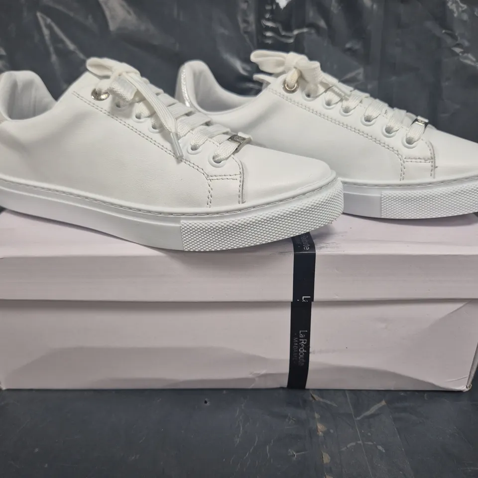 BOXED PAIR OF MODA IN PELLE ARRIA TRAINERS IN WHITE SIZE 4