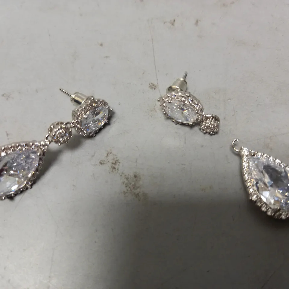 BOXED SWAVO DIAMANTE EARRINGS