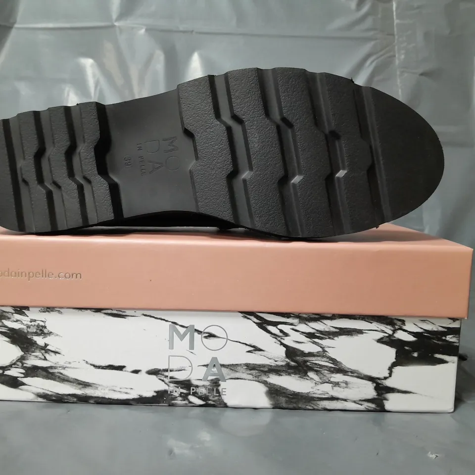 BOXED PAIR OF MODA IN PELLE CHUNKY LOAFERS IN BLACK W. GOLD EFFECT CHAIN SIZE 6