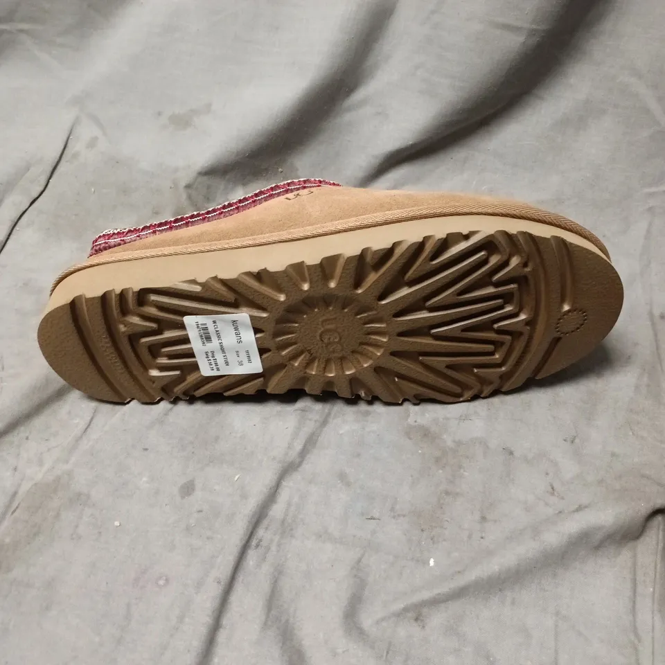 UGG WOMEN’S SUEDE MOCCASIN SLIPPERS – TAN WITH BURGUNDY TRIM, SHEARLING LINING SIZE 5