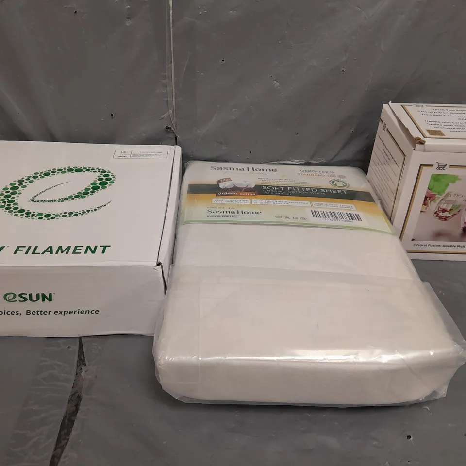 APROXIMATELY 15 ASSORTED HOUSEHOLD ITEMS TO INCLUDE FITTED SHEETS , CAGED PENDANTS , MUGS , ETC 