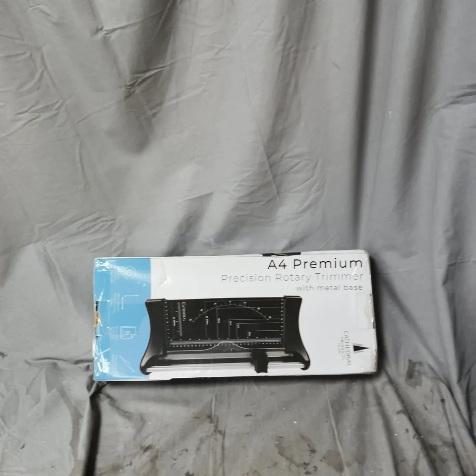 A4 PREMIUM PRECISION ROTARY TRIMMER WITH METAL BASE