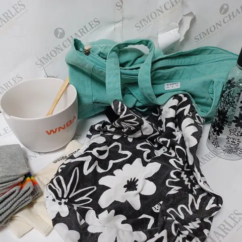 APPROXIMATELY 6 COTTON ON ITEMS INCLUDING TURQUOISE EXTRA LARGE TOTE BAG, LARGE CLEAR WATER BOTTLE, LARGE FOOD BOWL WITH WOODEN FORK
