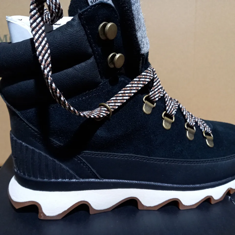 SOREL KINETIC CONQUEST WINDTERIZED BLACK BOOT - SIZE 6