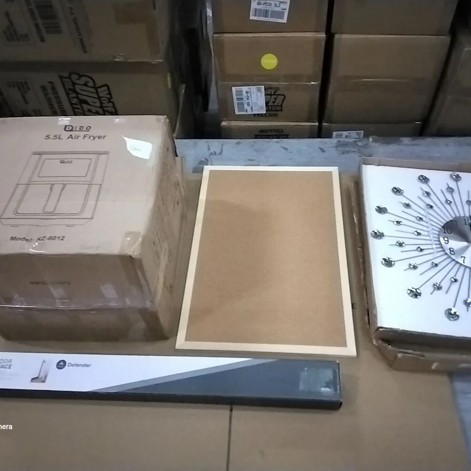 PALLET OF ASSORTED ITEMS TO INCLUDE A CLOCK,  CORK BOARD ,DOOR BRACE,  5.5 L AIR FRYER 