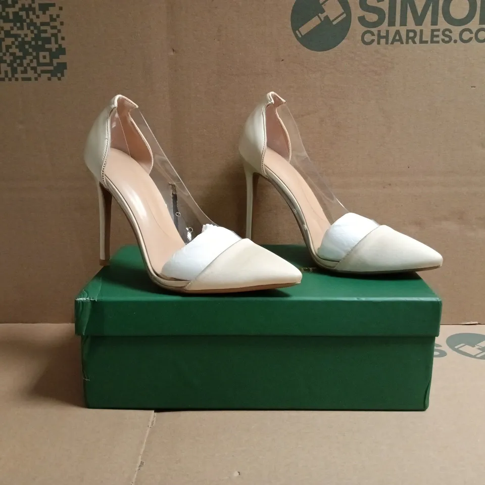 BOXED PAIR OF POINTED TOE STILETTO HEELS SIZE EU 35