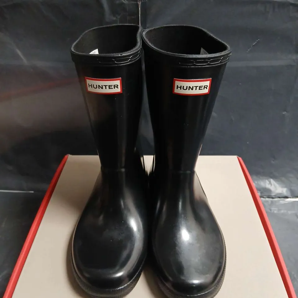HUNTER BOOTS TALL BLACK RUBBER WELLINGTON BOOTS – BOXED - UK SIZE 12 - KIDS
